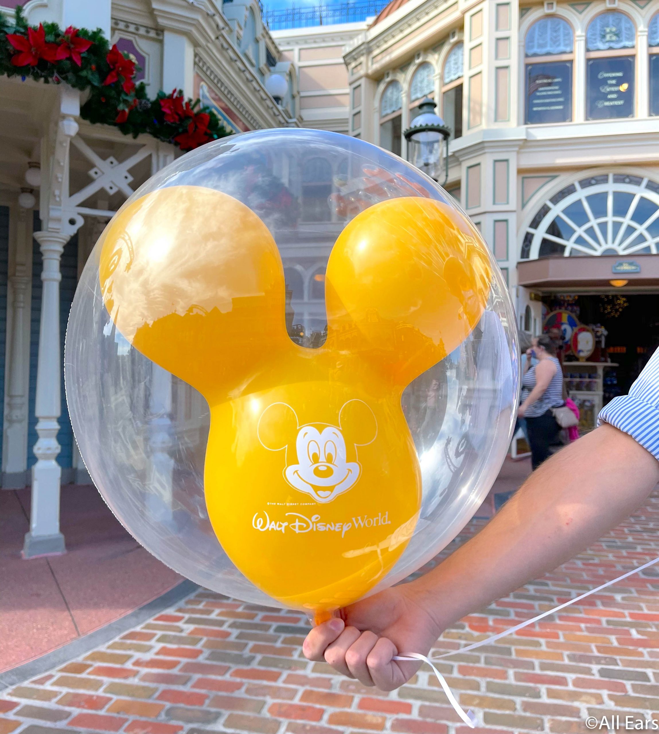 2021 reopening wdw magic kingdom golden yellow mickey balloons-2 -  AllEars.Net