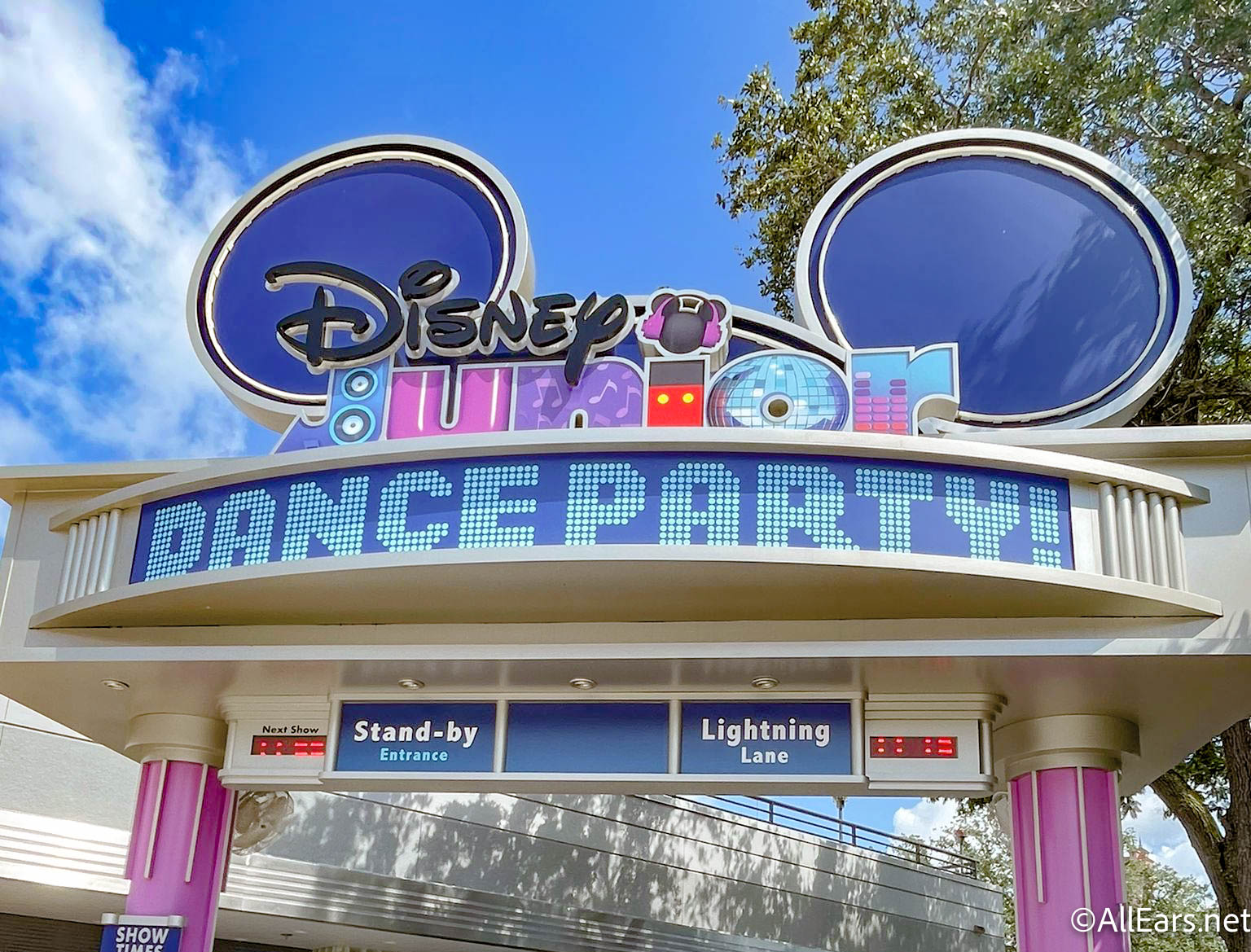 Wdw 21 Hollywood Studios Disney Junior Dance Party Lightning Lane Fastpass Queue 2 Allears Net