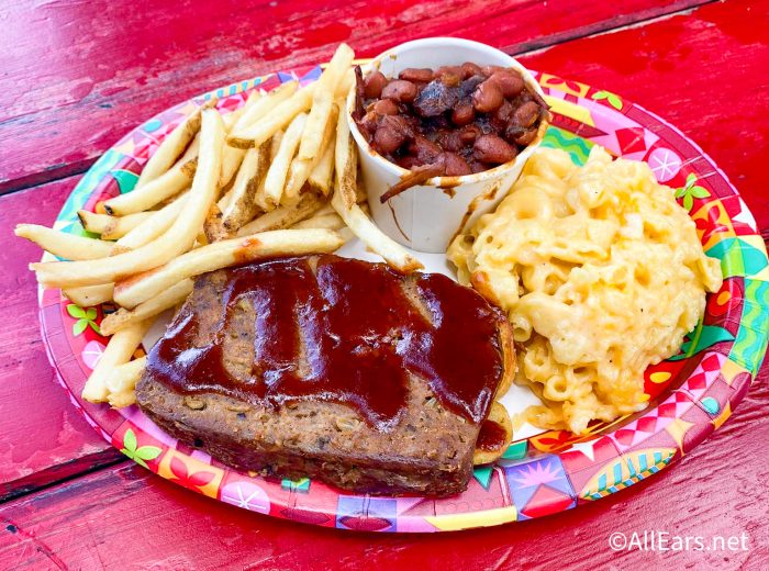 plan de comidas disney 2024 2021-WDW-animal-kingdom-50th-anniversary-flame-tree-barbecue-meatloaf-platter-2-700x520