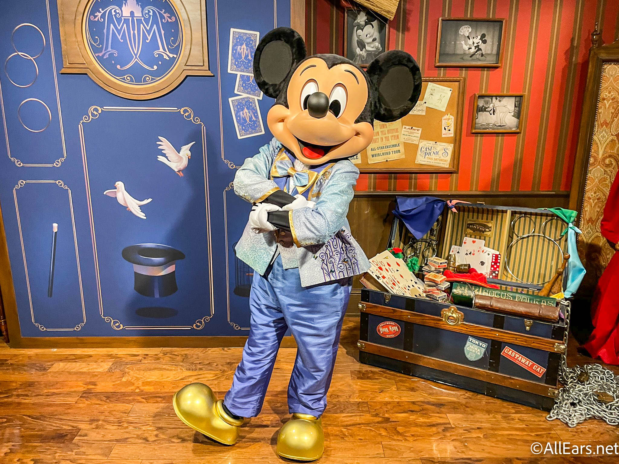 https://allears.net/wp-content/uploads/2021/10/wdw-2021-magic-kingdom-town-square-theater-mickey-mouse-meet-and-greet-character-sighting-modified-50th-anniversary-costume-11.jpg