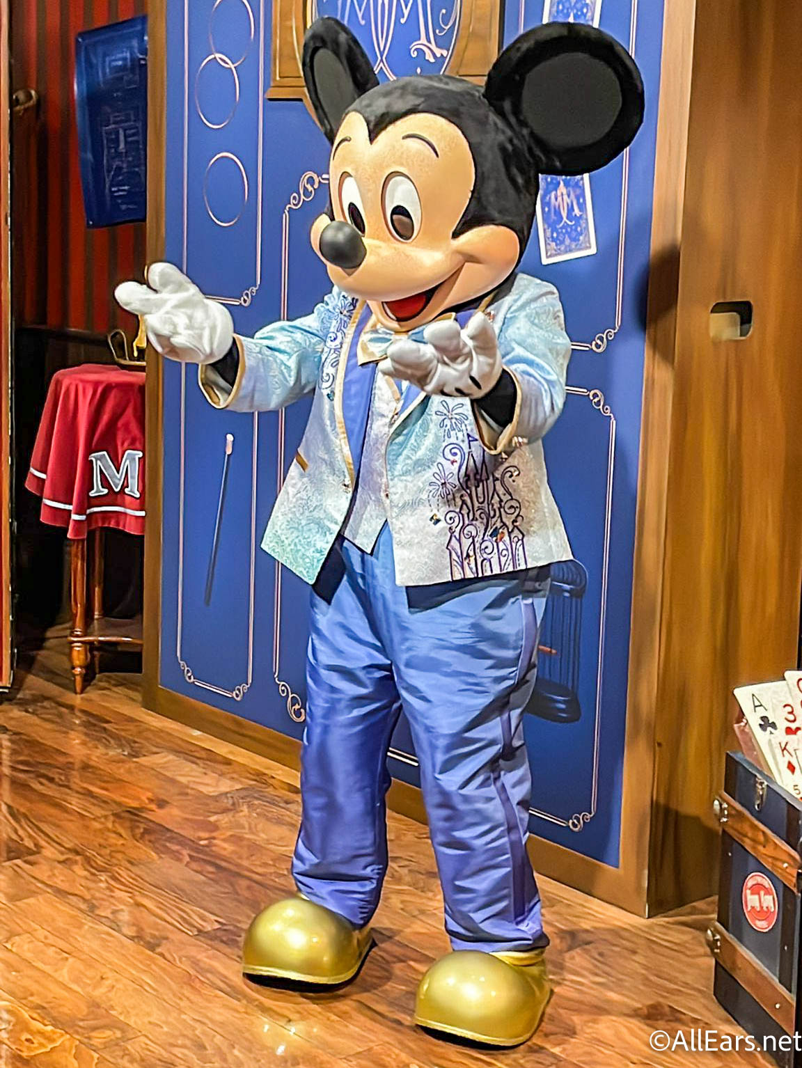 wdw 2021 magic kingdom town square theater mickey mouse meet and greet  character sighting modified 50th anniversary costume-21 - AllEars.Net