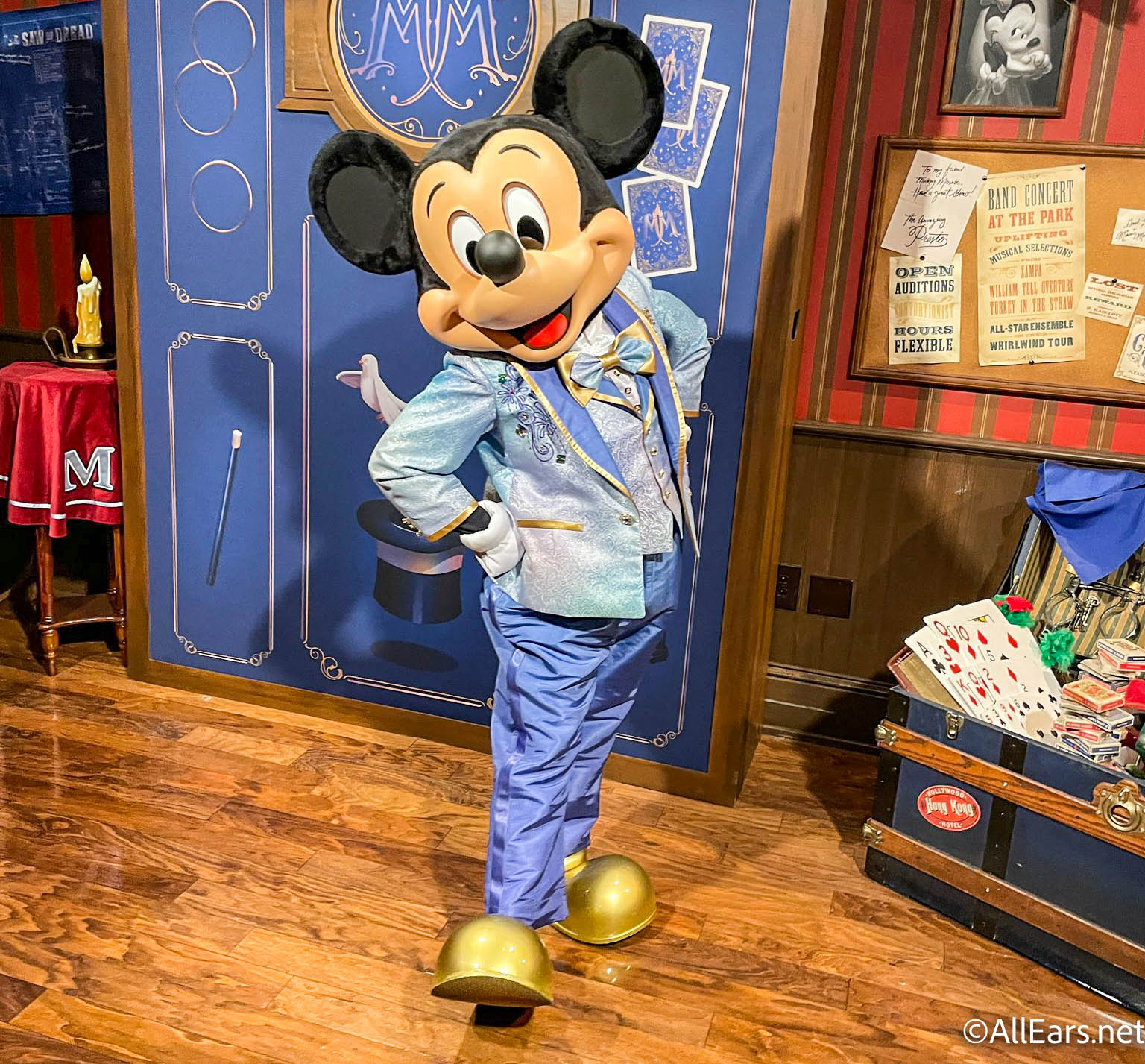 https://allears.net/wp-content/uploads/2021/10/wdw-2021-magic-kingdom-town-square-theater-mickey-mouse-meet-and-greet-character-sighting-modified-50th-anniversary-costume-9.jpg