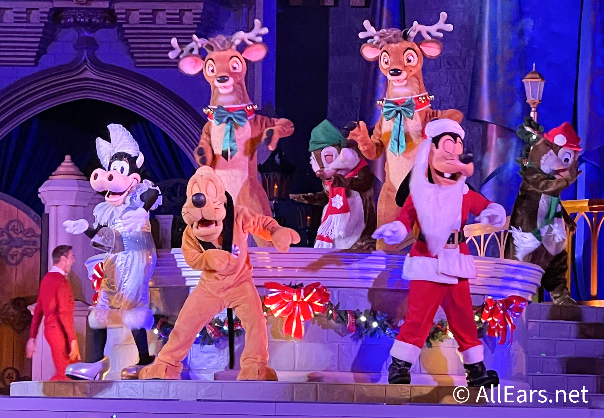 munt Beweegt niet Bediening mogelijk PHOTOS & VIDEOS: Mickey and Minnie's Very Merry Memories Stage Show Debuts  at Disney World - AllEars.Net