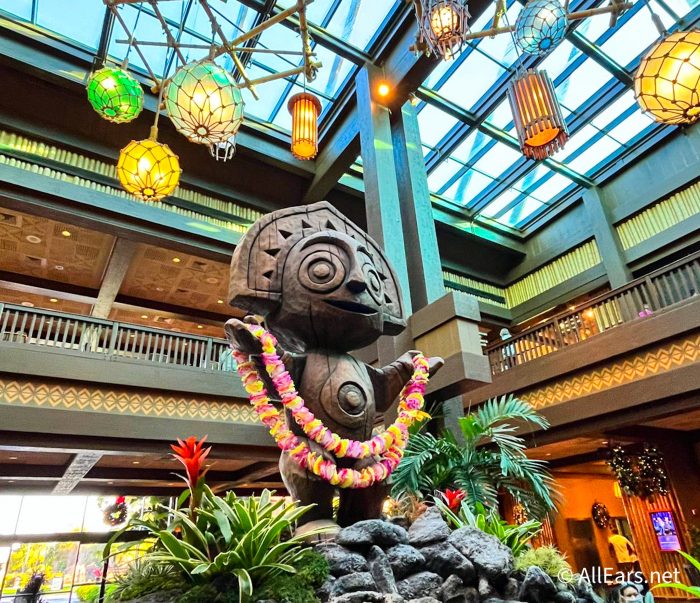 https://allears.net/wp-content/uploads/2021/12/2021-WDW-Disneys-Polynesian-Village-Resort-Atmosphere-Lobby-700x603.jpg