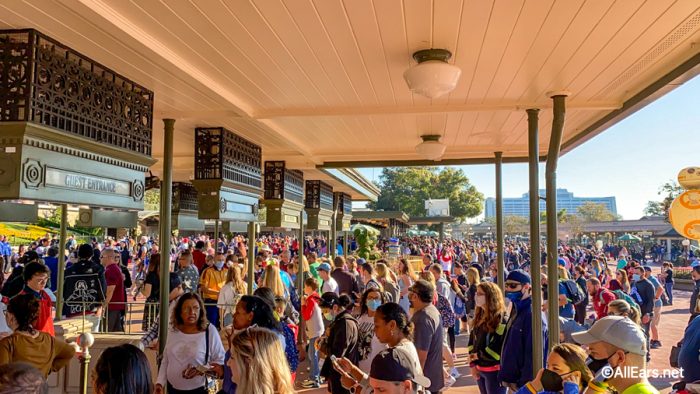 2021 wdw magic kingdom entrance crowds morning long lines