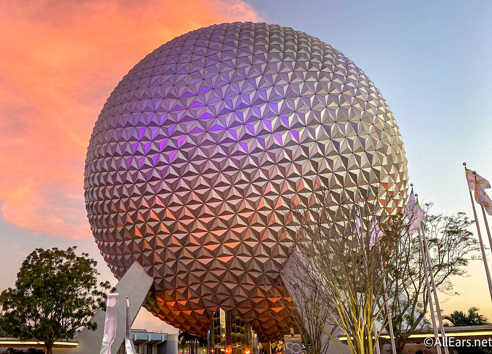2022-wdw-epcot-spaceship-earth-sunset-glowing 