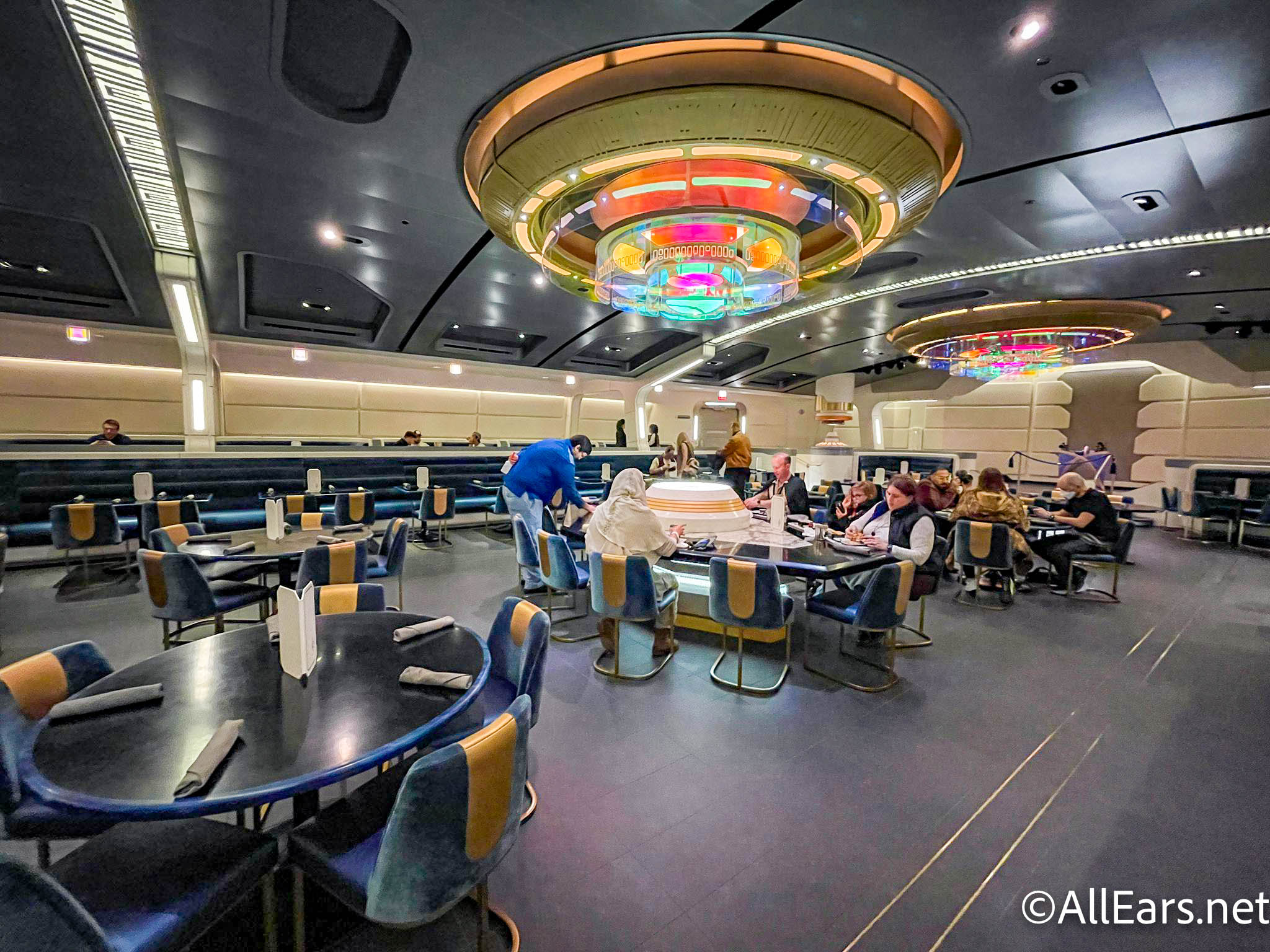 2022-wdw-star-wars-hotel-galactic-starcruiser-media-preview-crown-of-corellia-dining-room-atmosphere-6.jpg