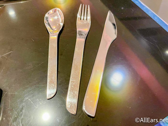 https://allears.net/wp-content/uploads/2022/02/2022-wdw-star-wars-hotel-galactic-starcruiser-media-preview-crown-of-corellia-dining-room-lunch-buffet-tikka-utensils-700x525.jpg