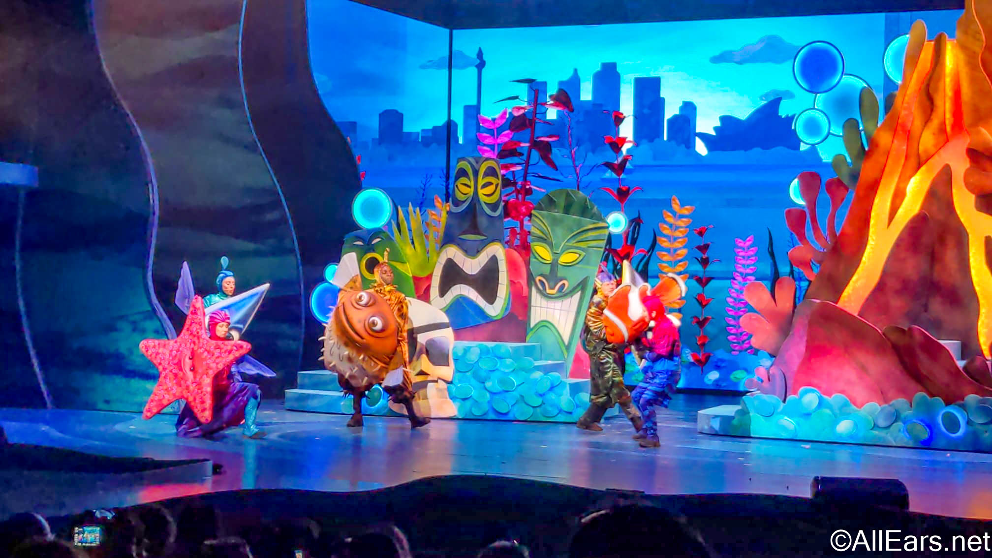 2022-wdw-dak-finding-nemo-show-the-big-blue-and-beyond-fish-tank 