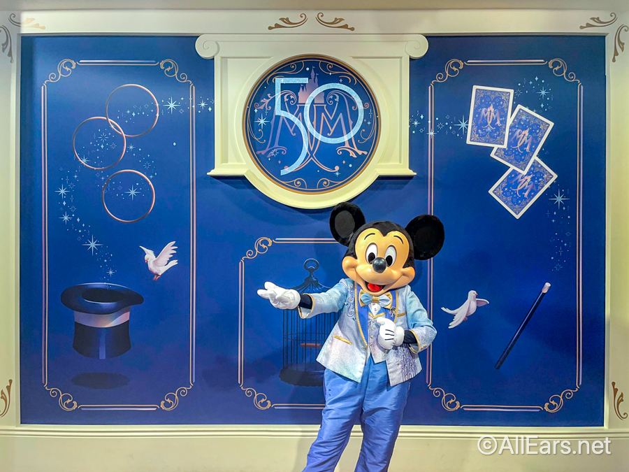 https://allears.net/wp-content/uploads/2022/06/2022-wdw-mk-magic-kingdom-town-square-theater-mickey-mouse-meet-and-greet-new-background-photo-boxes-10.jpg