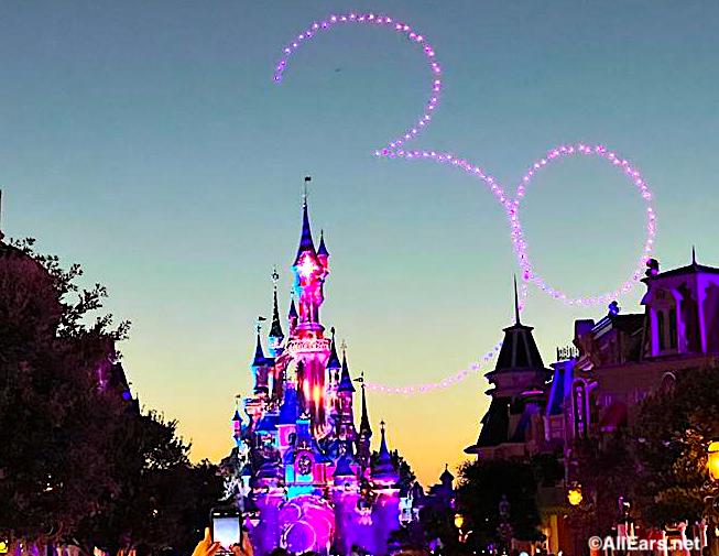 2022-disneyland-paris-castle-night-time-fireworks-mickey-mouse-firework 