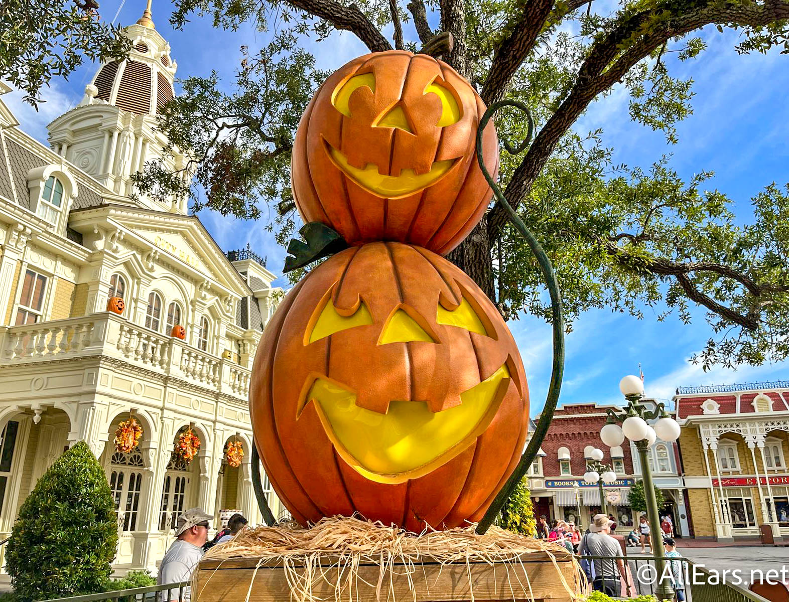 Halloween Decorations Have Arrived In Disney\'s Cars Land ...