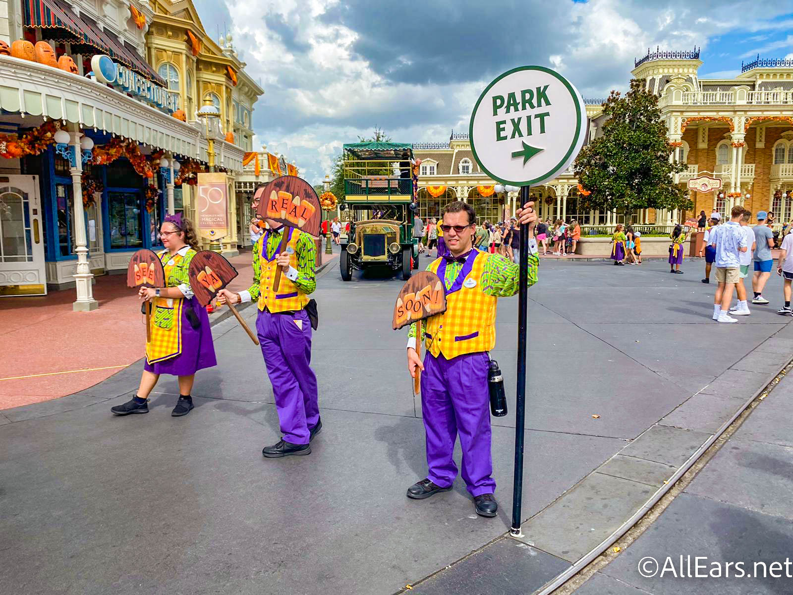 Demonstrators Take Over Disneyland Paris Main Street Amid Cast Member  Strike – Deadline