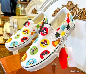 garn ar Multiplikation 2022 main street cinema MK wdw vans shoes slip on sneakers mickey minnie  pooh donald friends colorful-2 - AllEars.Net