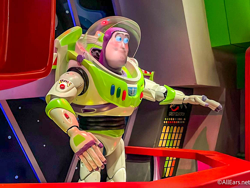 2022-wdw-atmo-mk-tomorrowland-buzz lightyear space ranger spin-buzz  animatronic - AllEars.Net