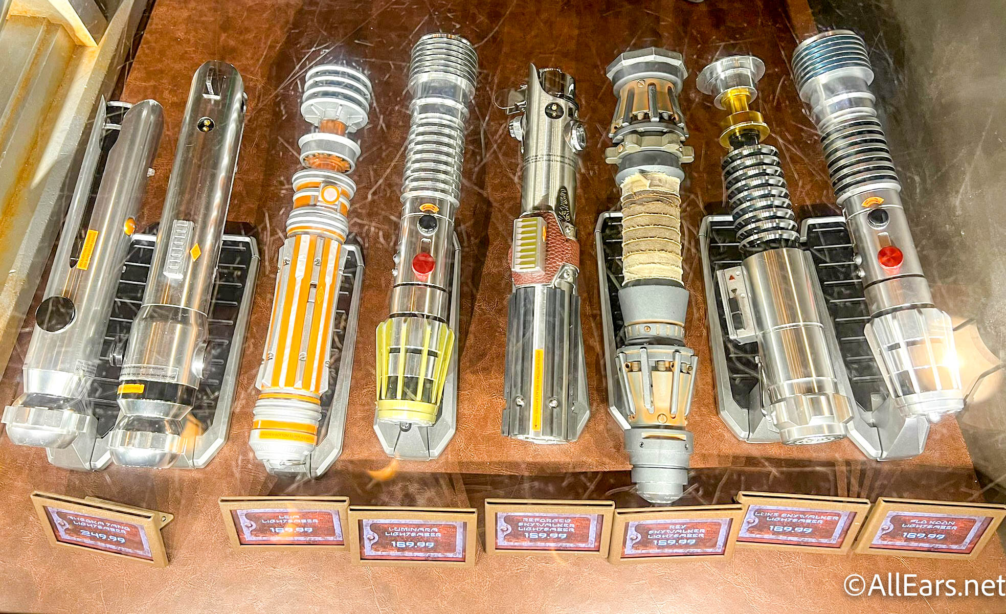 Star Wars Galaxy's Edge: Qui-Gon Jinn Legacy Lightsaber Review 