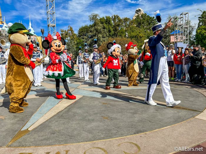https://allears.net/wp-content/uploads/2022/11/2022-dlr-disneyland-park-sleeping-beauty-castle-holiday-christmas-lights-band-mickey-minnie-chip-dale-goofy-700x525.jpg