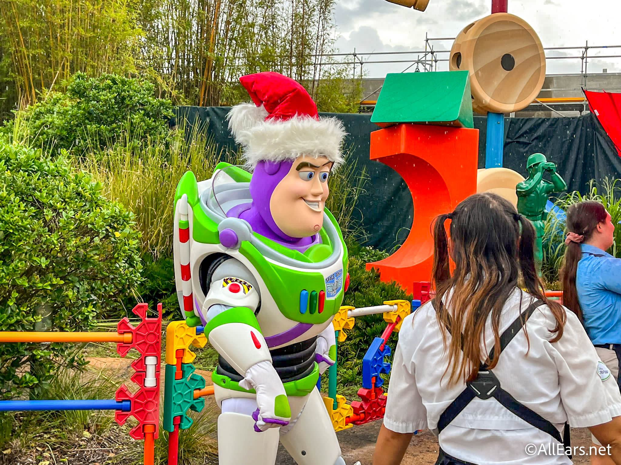 2022 wdw dhs hollywood studios buzz lightyear santa hat christmas