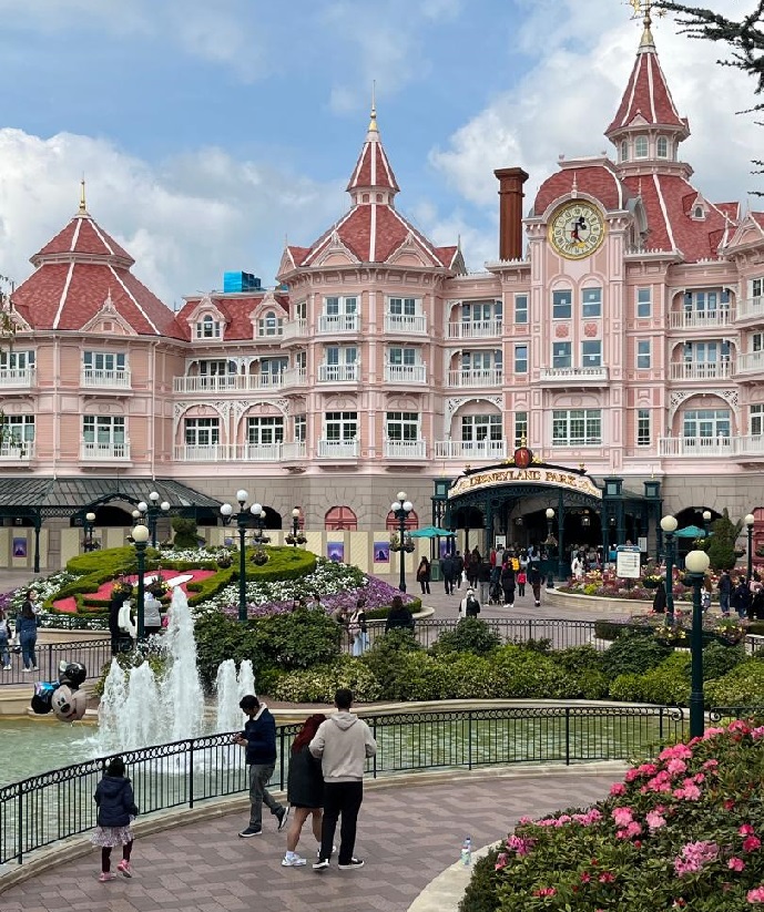 Disneyland Vs. Disneyland Paris: Which Kingdom Does it Best?