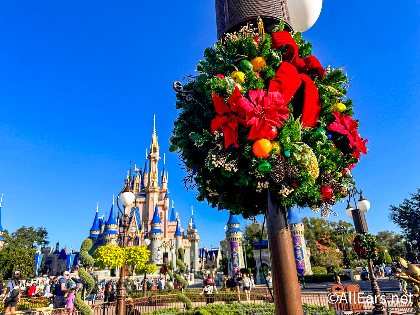 2023 WDW Magic Kingdom Christmas Holiday Decorations Atmo1
