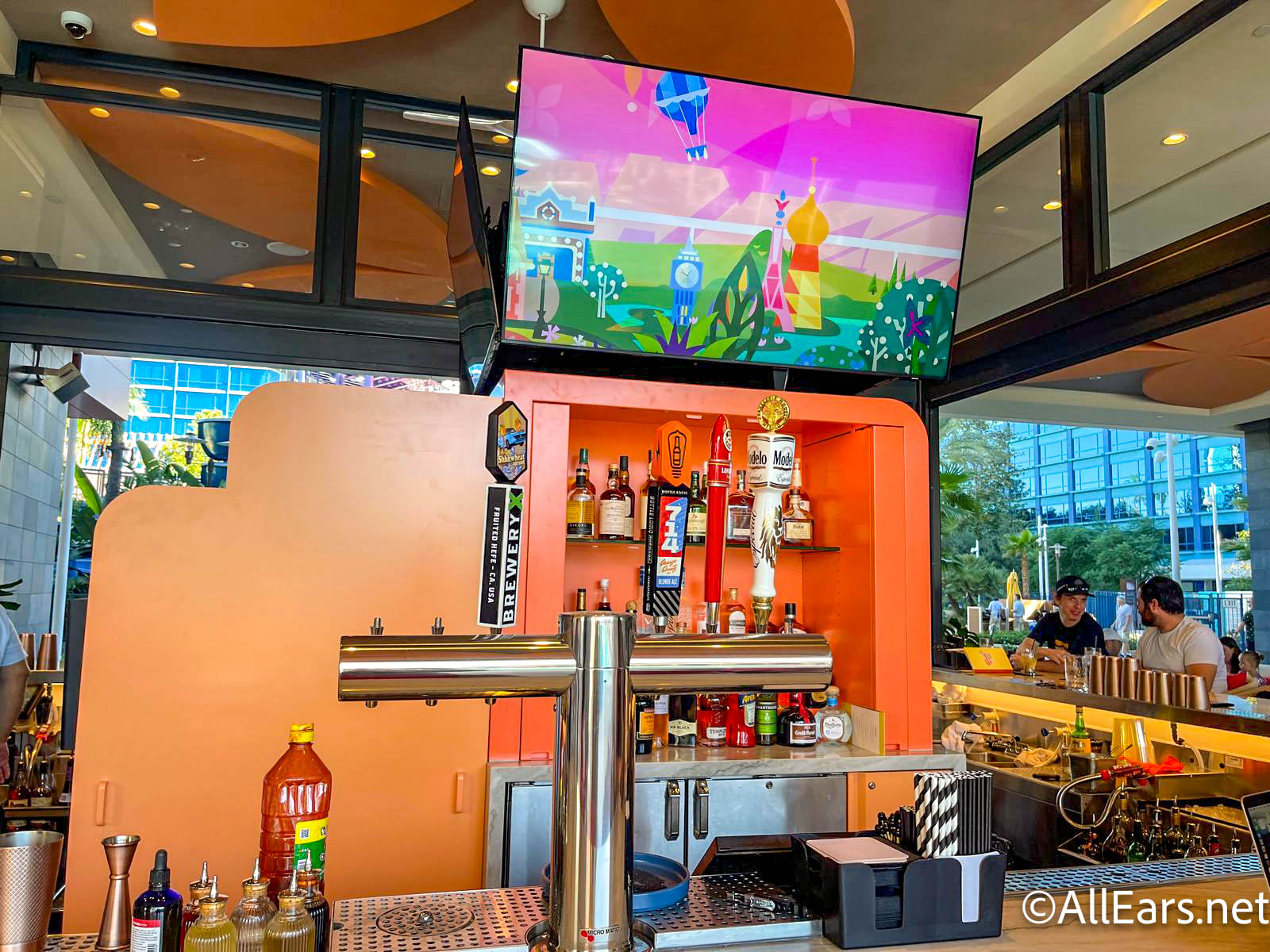 dlr 2023 disneyland hotel palm breeze bar atmosphere-7 - AllEars.Net