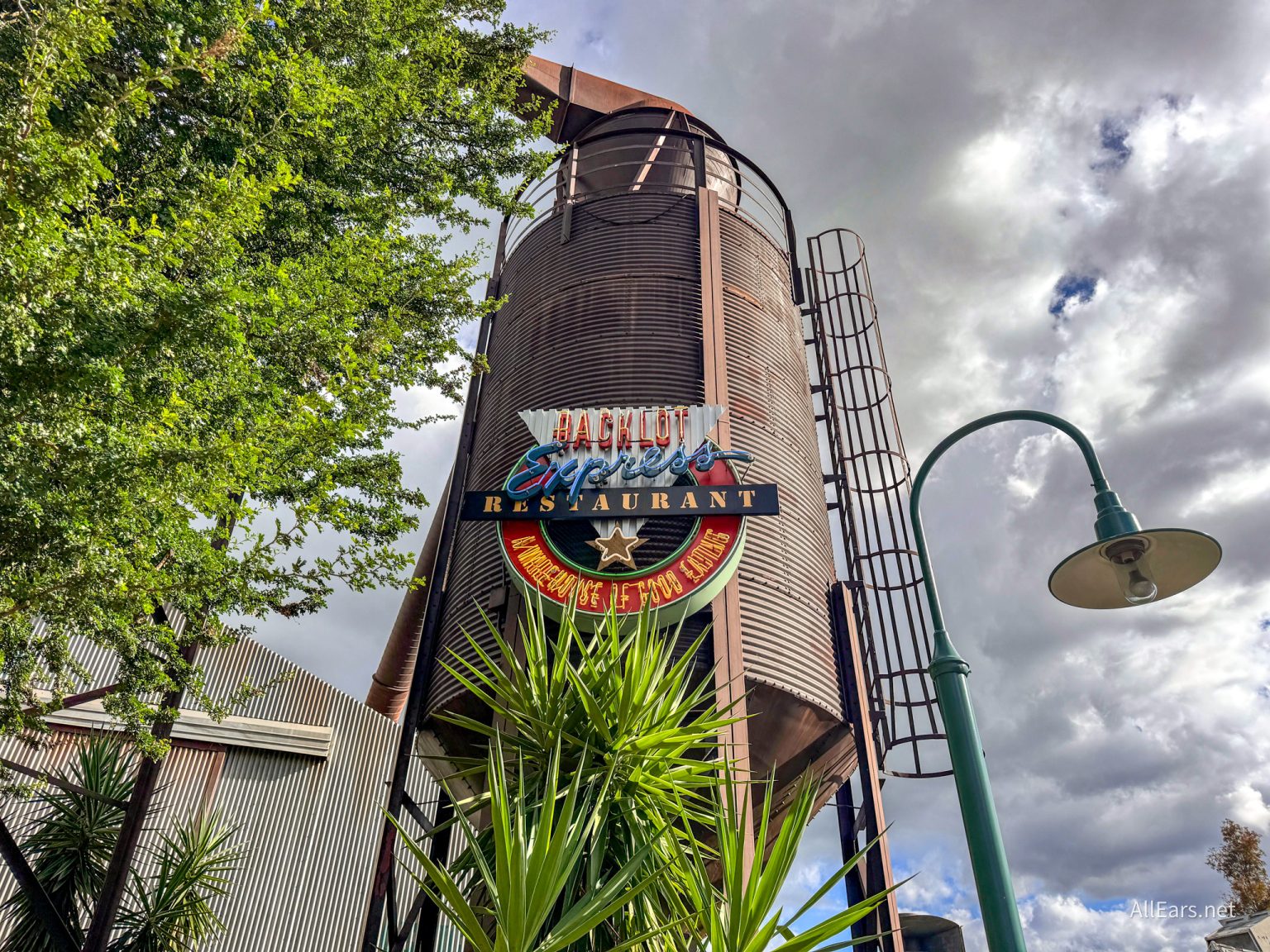 REVIEW: This Iconic Disney World Dessert? Amazing. The Rest of the Meal ...