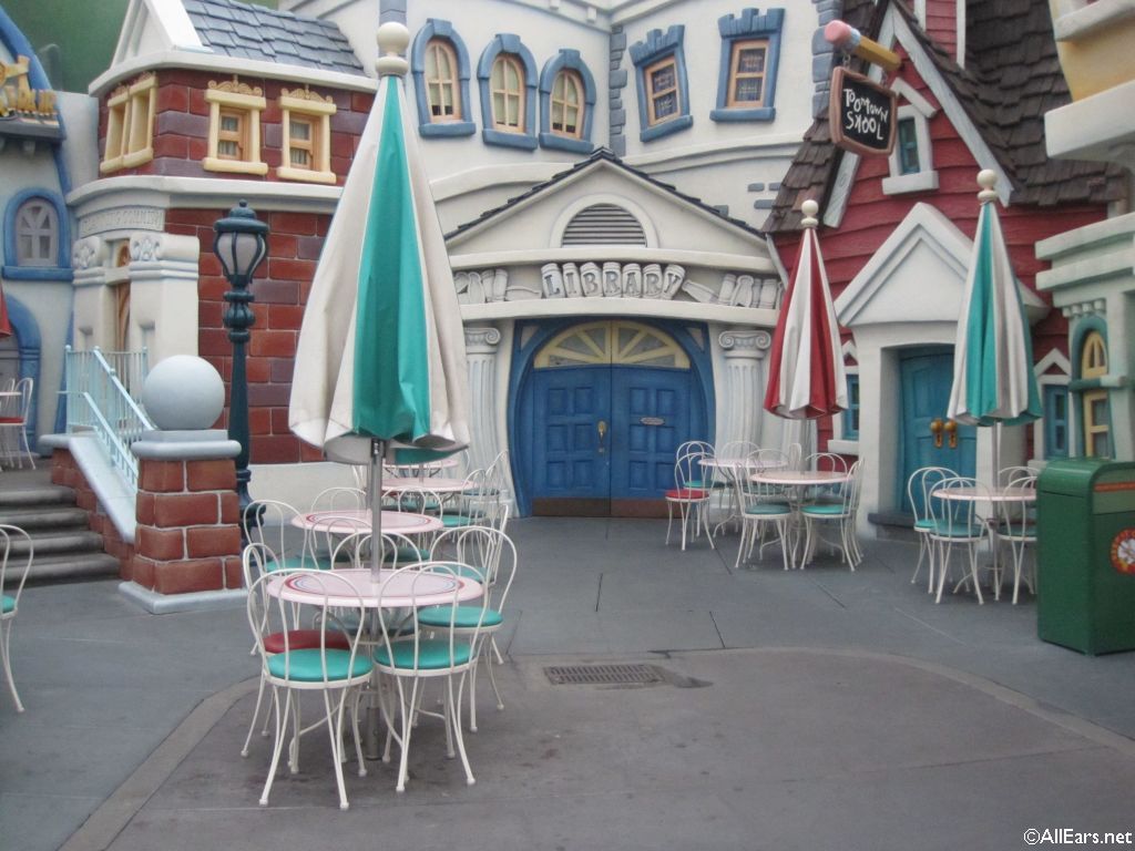 Featured image of post Pluto s Dog House Menu Desserts fountain drinks and cheesy macaroni for tiny pups are also served