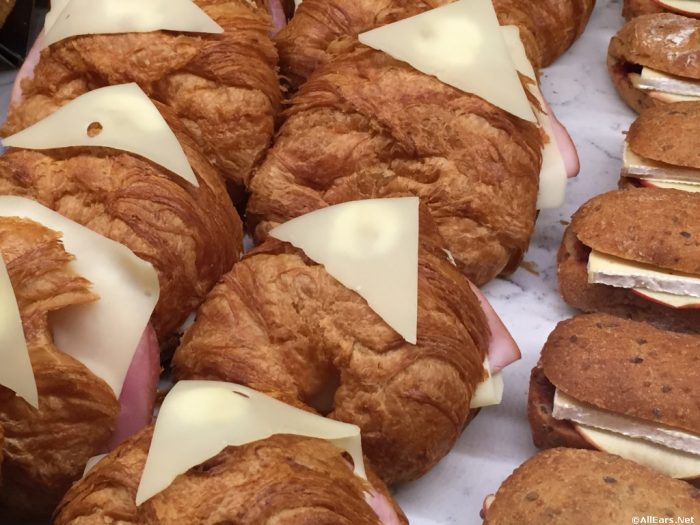 These 12 Snacks at Walt Disney World Are So Big They Could Be Your ...