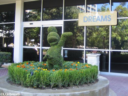 Dreams Tower - Donald topiary